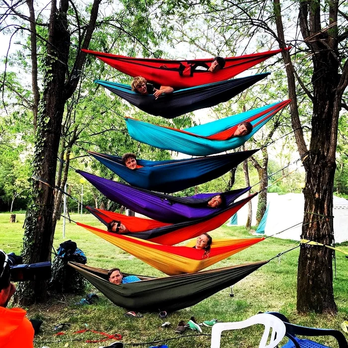 Hamace portabile diverse suspendate între doi copaci Sursă ISU CEWT Blog jpg