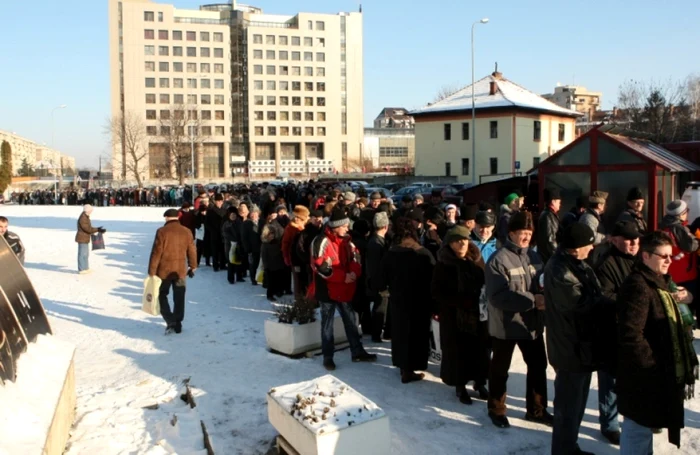 Braşovenii s-au aşezat dint timp la coadă pentru a lua apă sfiinţită. FOTOAdevărul.