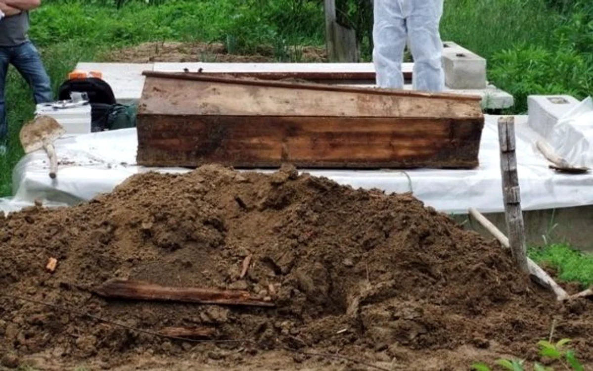 Mortul îngropat de o altă familie a fost deshumat și urmează să fie din nou înmormântat, după autopsie