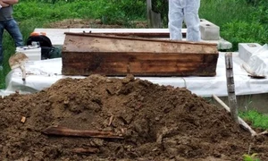 dezgropare sicriu cimitr jpeg