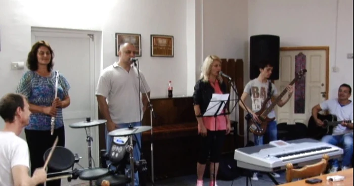 Imnul este cântat de trupa Litua Band  şi de soliştii Daniela Popescu şi Doru Ciobanu