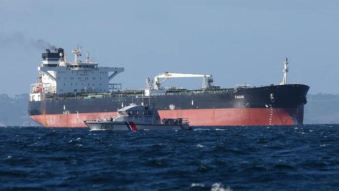 Comandantul rus al unui petrolier rusesc interceptat de Franţa a fost reţinut
