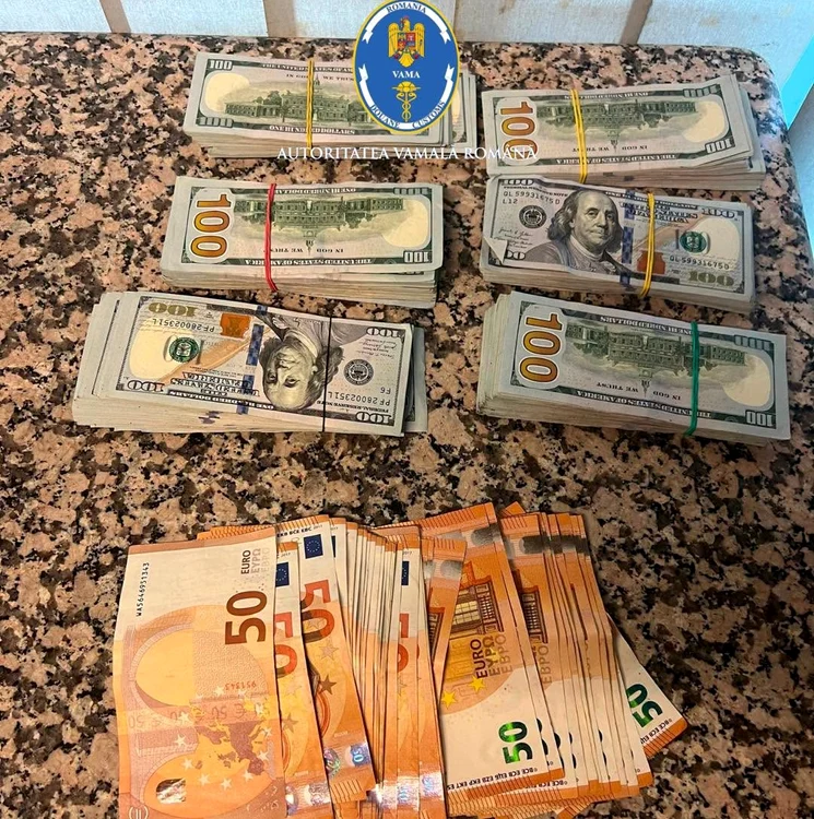 60.000 de dolari nedeclarați, descoperiți în borseta unui copil 