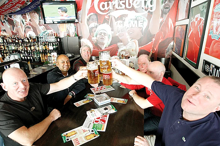 
    Englezii consumă multă bere. La noi o  halbă costă 5 lei, adică o liră, iar la ei în ţară, 5 lire  