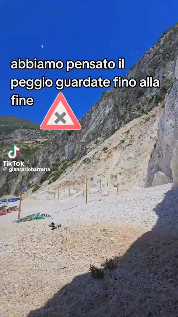 Myrtos, faimoasa plajă din Kefalonia, afectată de o alunecare de teren. Paradisul cu ape turcoaz atrage turiști din întreaga lume
