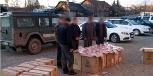 Cei cinci contrabandişti reţinuţi alături de cantitatea impresionantă de ţigări pe care o transportau