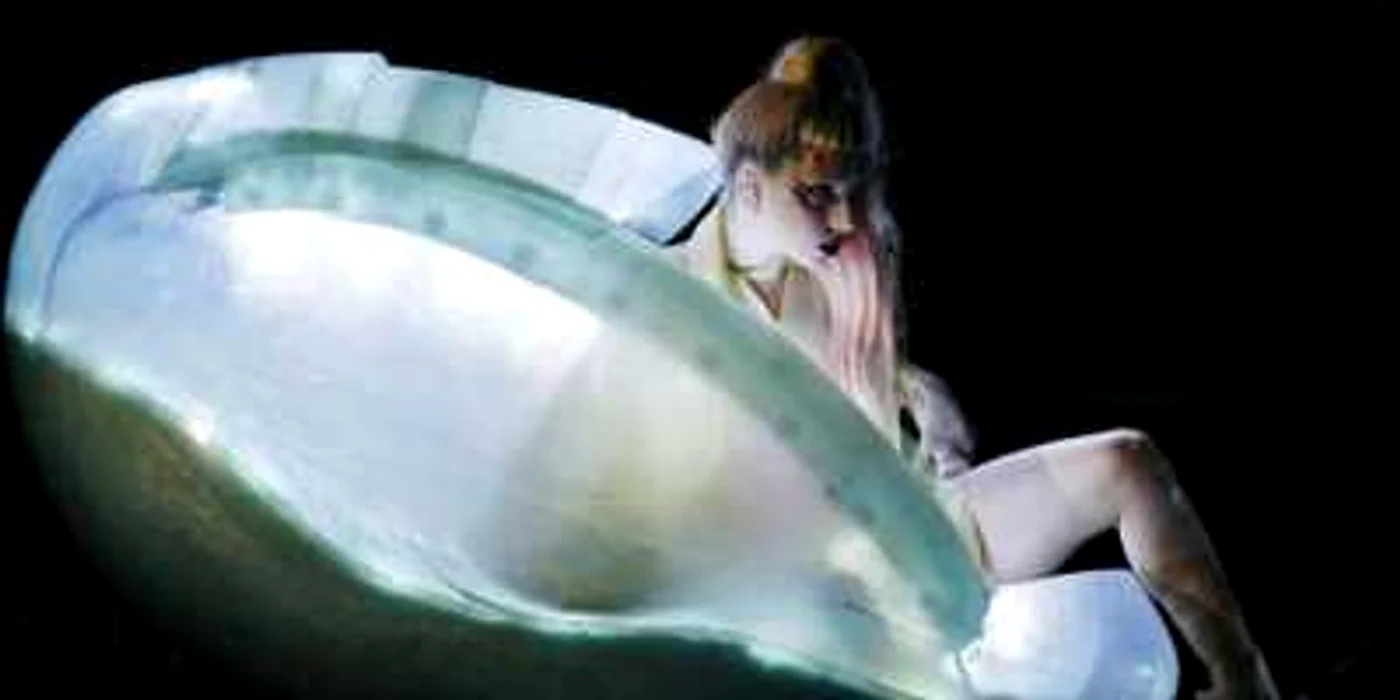 Lady Gaga îşi uimeşte fanii la fiecare spectacol pe care îl susţine