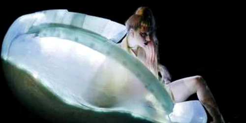 Lady Gaga îşi uimeşte fanii la fiecare spectacol pe care îl susţine