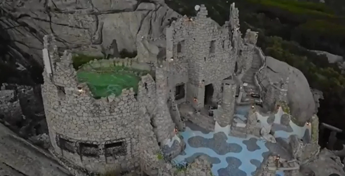 Clubul de noapte se află între ruinele unui castel săpat în stâncă