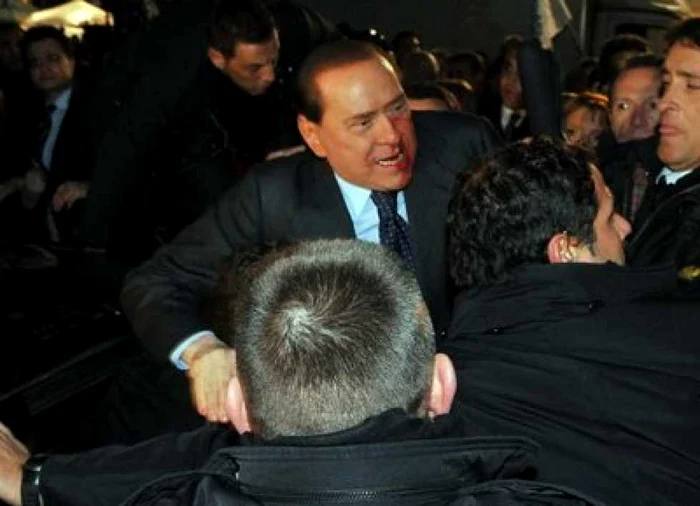 Silvio Berlusconi a fost lovit cu pumnul în faţă