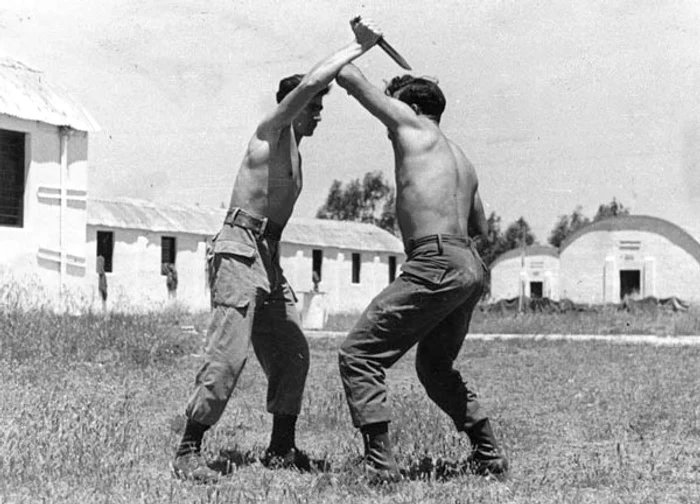 Doi militari luptă