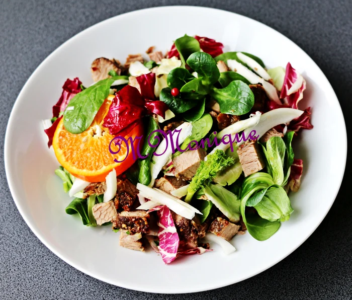 
    Salată cu muşchi de vită în crustă de condimente   