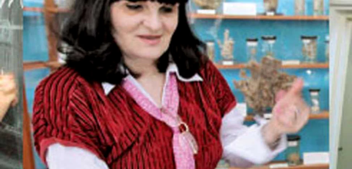 Profesor de liceu = muzeograf = farmacist