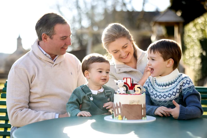 Prințesa Stephanie, Prințul Guillaume și Prințul Louis cu Prințul Charles de Luxemburg la 5 ani   FOTO Sophie MargueMarea Curte Ducală (8) jpg