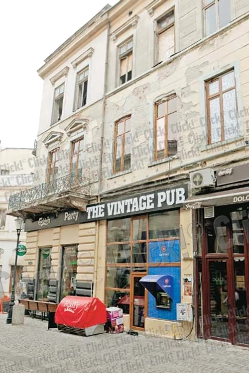Deşi e un adevărat pericol  să te plimbi pe străzile  din Centrul Istoric, ieri era plin de bucureşteni (Fotografii: Roberto Sălceanu)