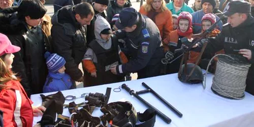 Slătinenii au avut rara ocazie de a proba o parte din armamentul și produsele folosite zi de zi de către jandarmi