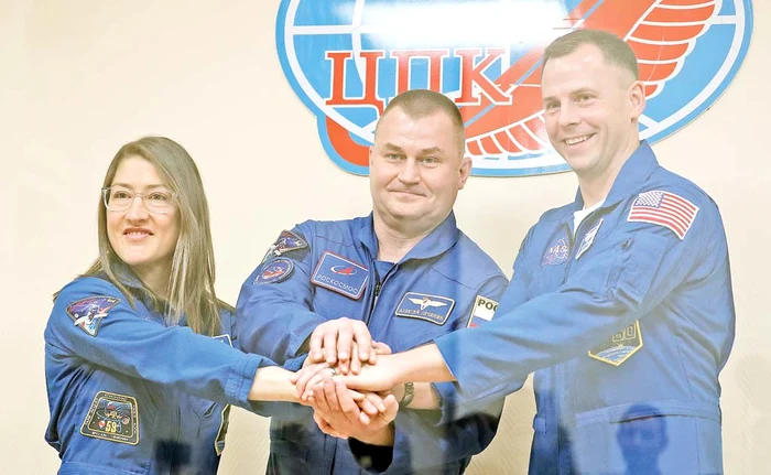 
    Christina Koch, Alexei Ovcinin și Nick Hague, înainte de a decola către Stația Spațială InternaționalăFoto: EPA  