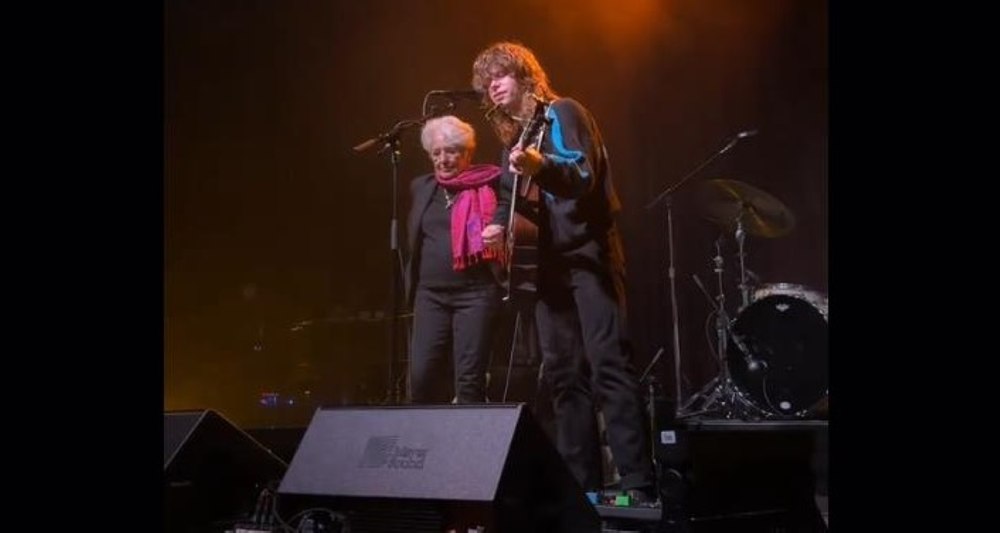 La 85 de ani, Joan Baez reînvie spiritul hippie cu o melodie anti-Trump intitulată „No Kings”