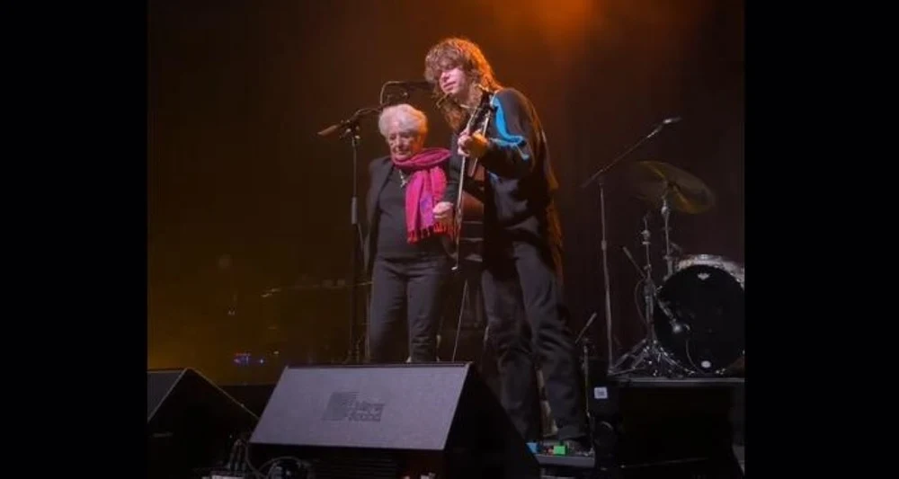 La 85 de ani, Joan Baez reînvie spiritul hippie cu o melodie anti-Trump intitulată „No Kings”