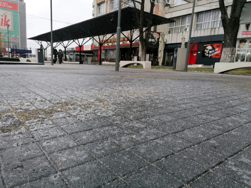 În cea mai circulată zonă a Slatinei, modernizată cu sistem de degivrare, s-a intervenit tot cu nisip FOTO: Alina Mitran