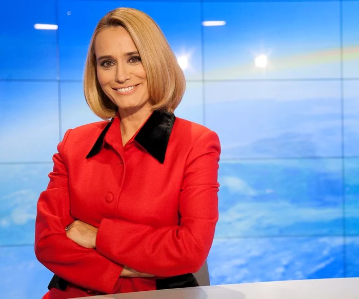 Andreea Esca a făcut mici modificări sacoului din 1995, însă îl poartă cu acelaşi zâmbet pe chip