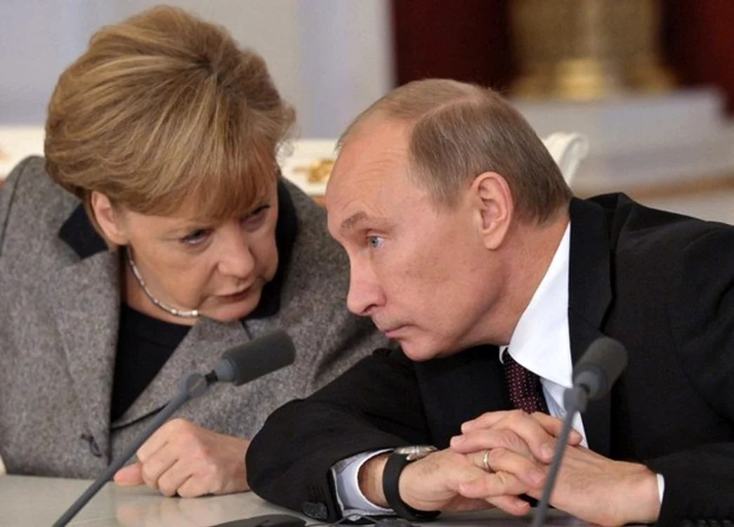 
    Merkel şi Putin, faţă în faţă la finala Cupei Mondiale  