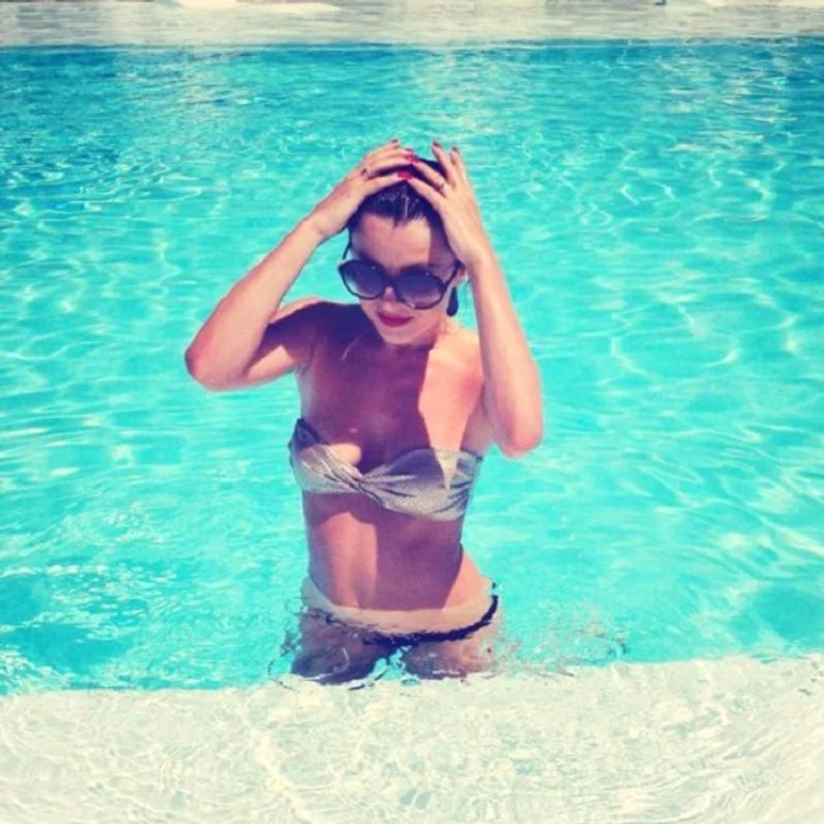 Elena Gheorghe la piscină