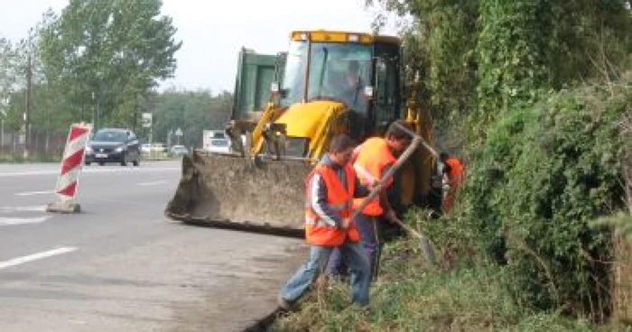 Ploieşti: Muncitorii au intervenit pentru degajarea drumului