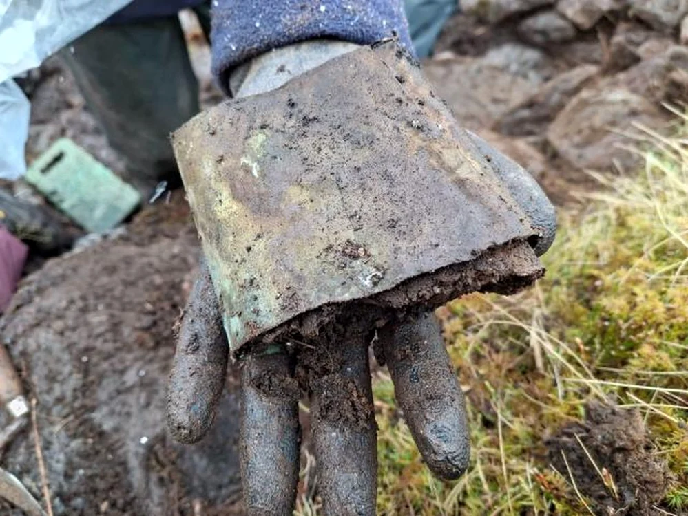 Guler din aliaj de cupru descoperit la un depozit ilicit de whisky (© National Trust for Scotland)