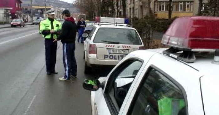 Poliţiştii lucrează în staţiile de maxi-taxi