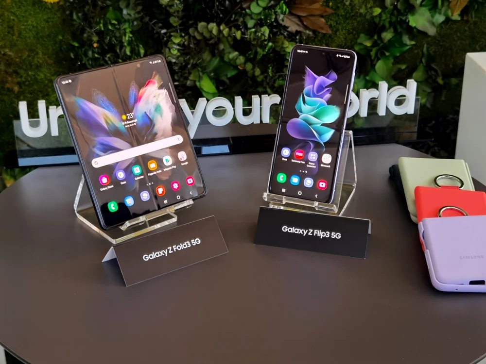 Pliabilele Samsung Galaxy Z Fold3 5G si Galaxy Z Flip3 5G. FOTO Adrian Pogîngeanu