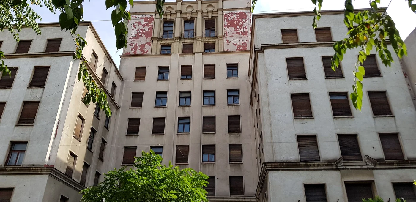 
    Clădirea Banloc-Goodrich a fost ridicată între anii 1943-1946 ca sediu de birouri și locuințe pentru angajații celei mai mari firme din țară ce producea anvelopeFoto: Gabriel Peneș  