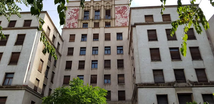 
    Clădirea Banloc-Goodrich a fost ridicată între anii 1943-1946 ca sediu de birouri și locuințe pentru angajații celei mai mari firme din țară ce producea anvelopeFoto: Gabriel Peneș  