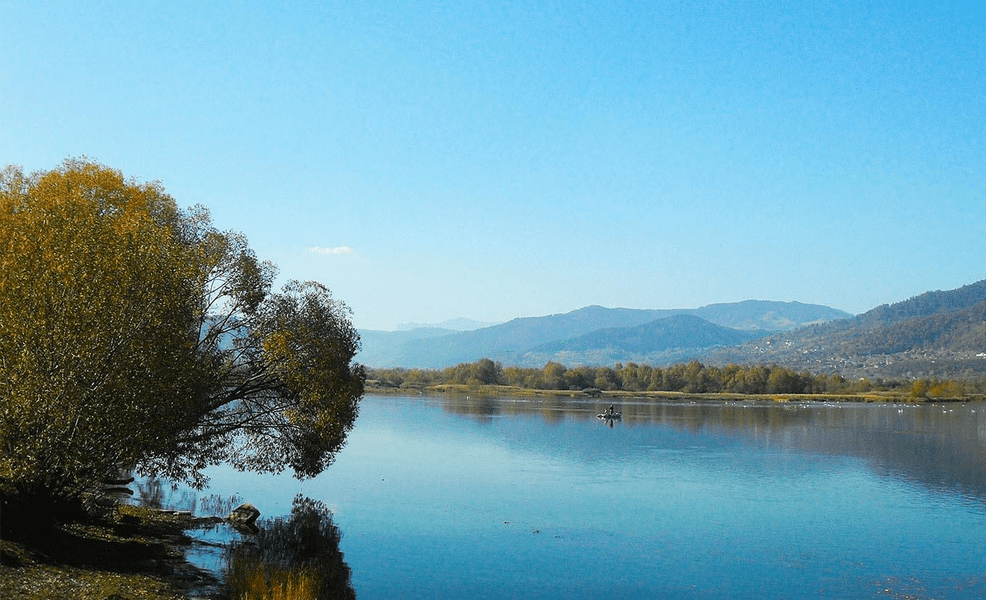 Bărbat suspendat deasupra unui lac de acumulare din Neamţ. A fost recuperat de pompieri