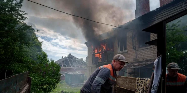 Soldații ucraineni evacuează locuitorii din localitățile de lângă granița cu Rusia FOTO PROFIMEDIA