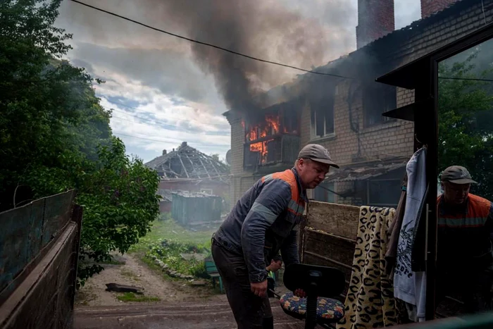 Soldații ucraineni evacuează locuitorii din localitățile de lângă granița cu Rusia FOTO PROFIMEDIA