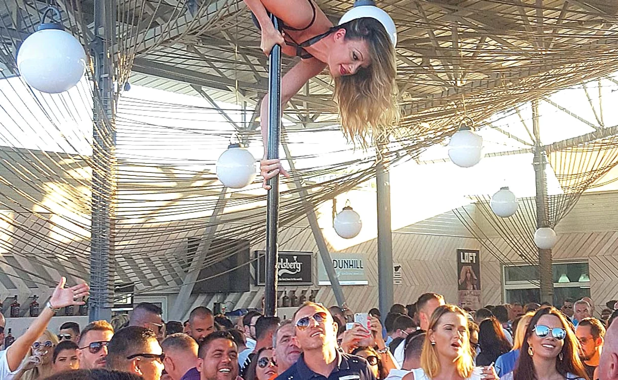 
    Alin s-a minunat de dansul erotic al sexy-  dansatoarei dintr-un club din Mamaia  