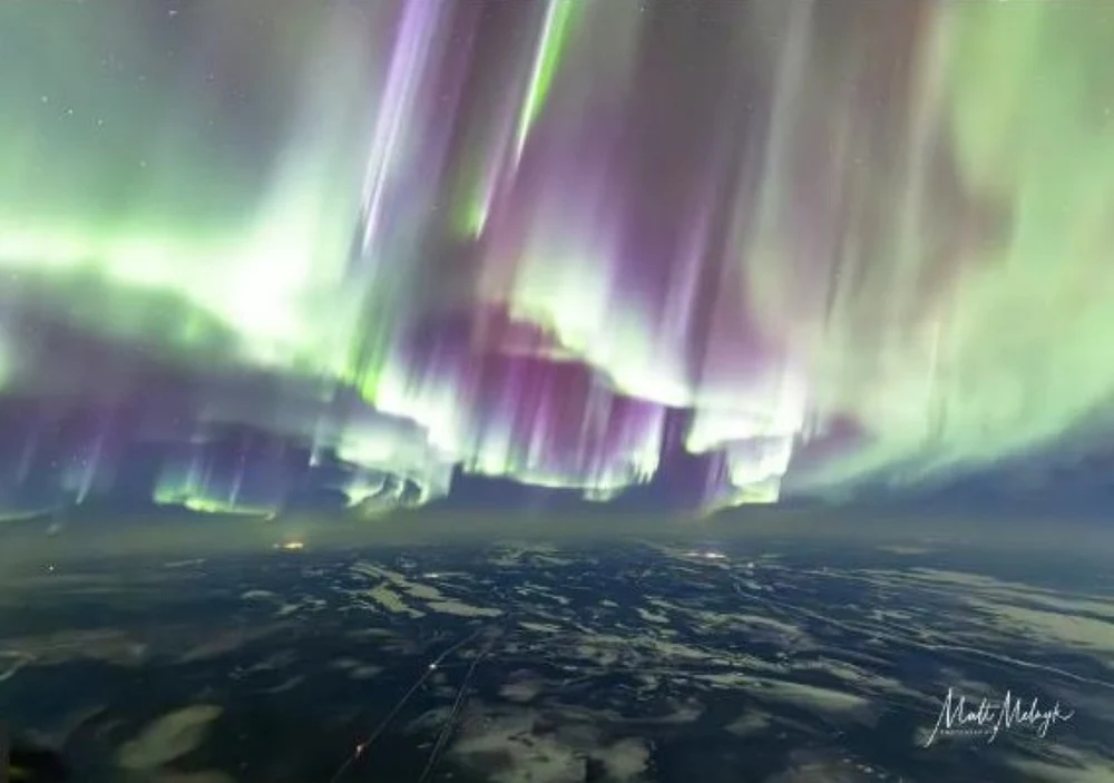 Aurora boreală, așa cum puțini au văzut-o. Imagini surprinse de un pilot, din cabina avionului