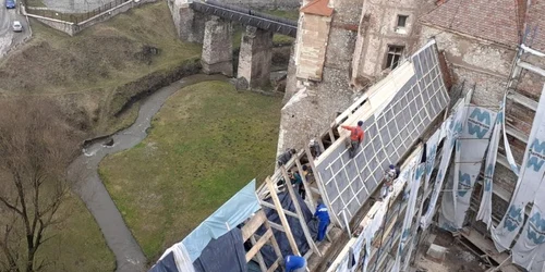 acoperisul de la castelul corvinilor in santier foto primaria hunedoara