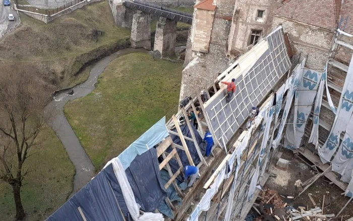 Castelul Corvinilor. Lucrări la Galeria suspendată. Foto: Primăria Hunedoara.