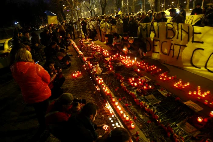 Bucureştenii au pornit într-un marş al tăcerii, în semn de solidaritate cu protestatarii ucraineni. FOTO Eduard Enea