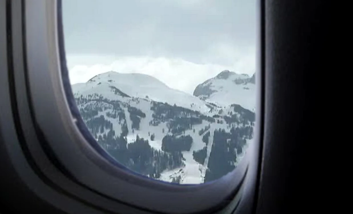 
    Avionul prăbuşit în Franţa a căzut într-o vale greu accesibilă: asta ar fi văzut pe geam pasageriiFoto: montaj Click!  