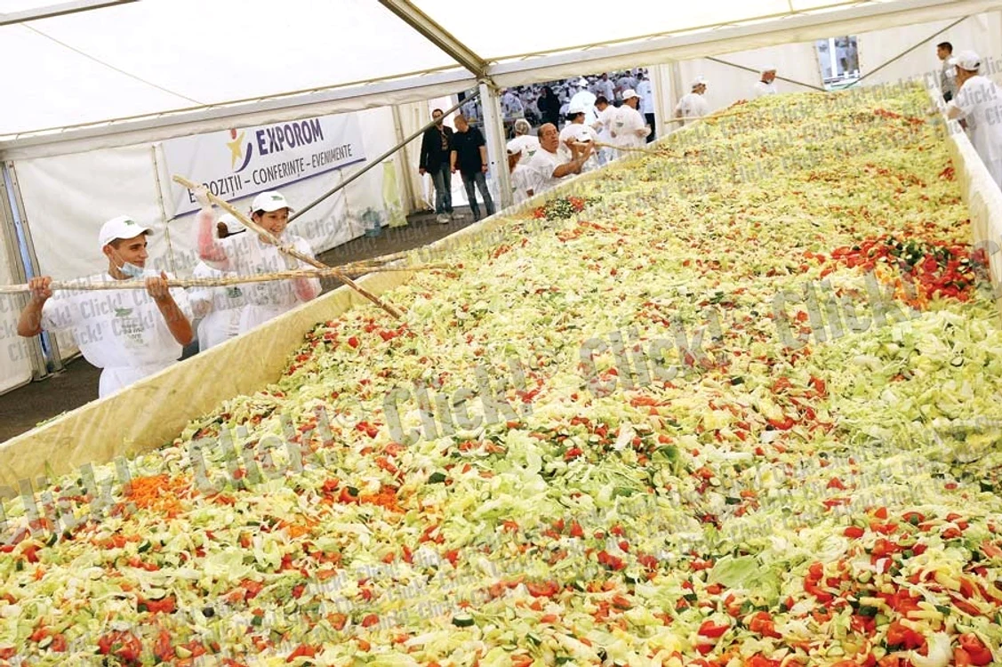 
    Bucătarii au lucrat 7 ore  la salata uriaşă  