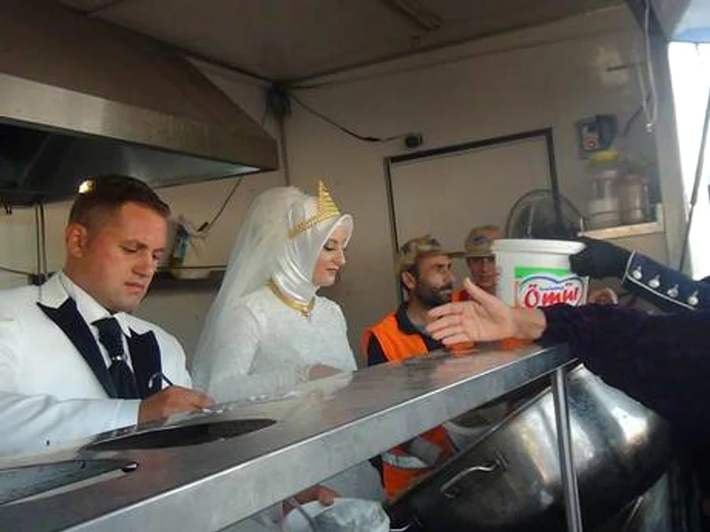 
    În costum la patru ace și în rochie de mireasă acest cuplu împarte mâncare săracilorfoto: independent.co.uk  