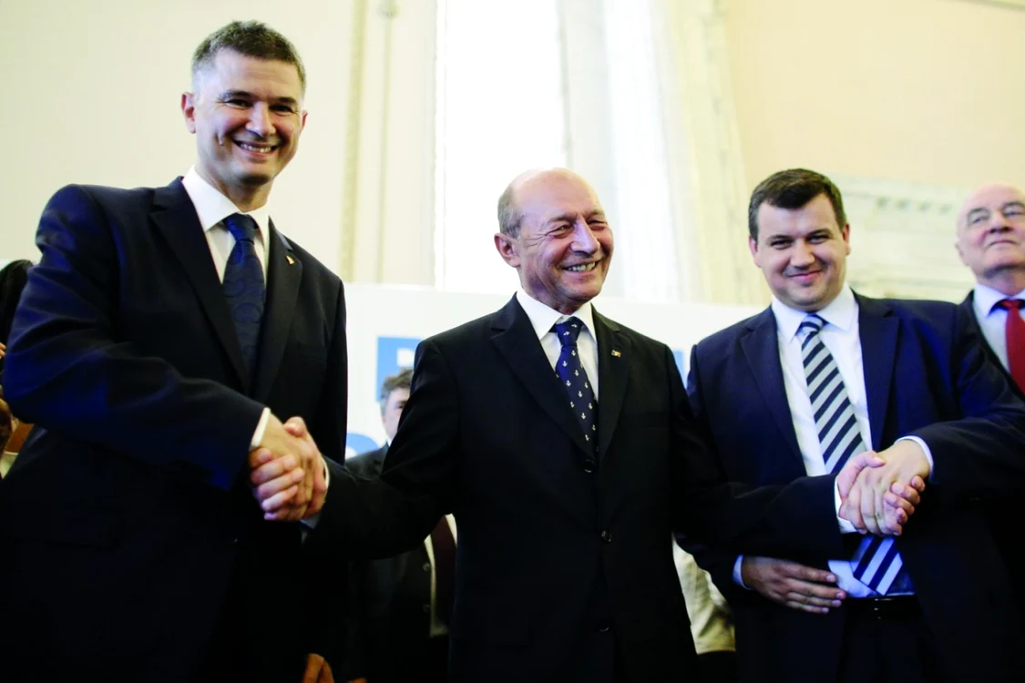 Traian Băsescu, între Valeriu Steriu şi Eugen Tomac, oamenii săi de încredere