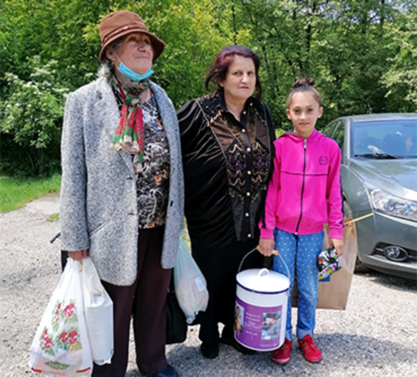 Olga Panaete, care ţine doliu, i-a dăruit Danielei o găleată frumoasă 