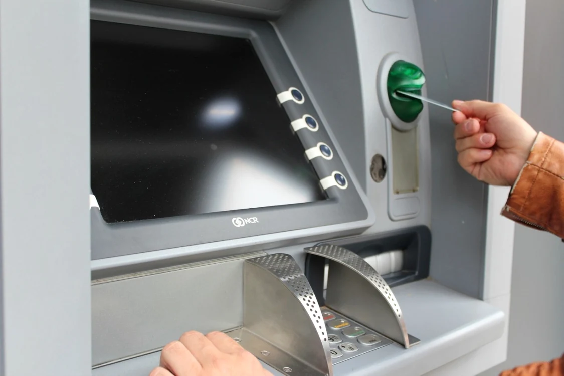 Bărbatul a făcut mai multe cumpărături cu cardul bancar al colegei de serviciu. Foto Pixabay