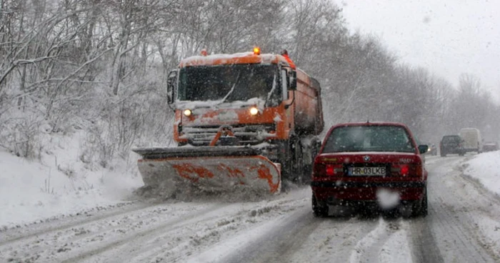 Zeci de utilaje acţionează fără încetare încă de noaptea trecută