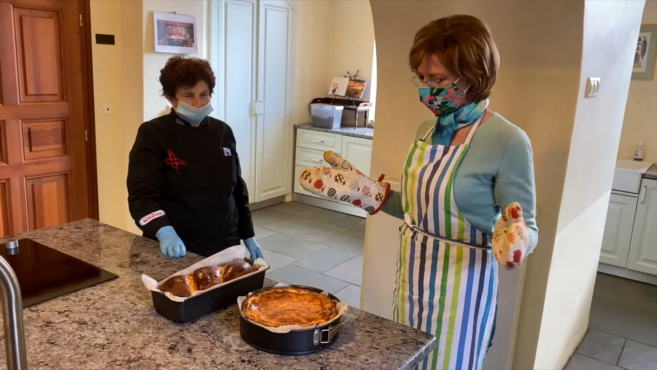 Cozonac cu nucă şi pască cu brânză la Castelul Săvârşin - cu Majestatea Sa Margareta şi maetrul bucătar Luciana Călin Foto captură video
