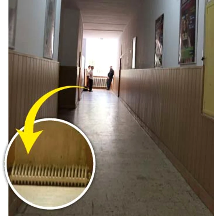 
    La orele prânzului, instalatorii montau caloriferul la locul luiFoto: Roberto Sălceanu  
